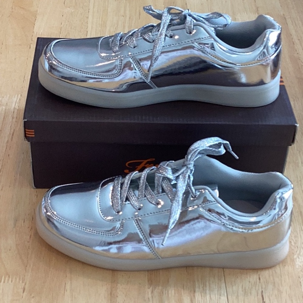 Forever Shiney Silver Shoes, Rubber soles, Size 8.5, NWT - Picture 4 of 6